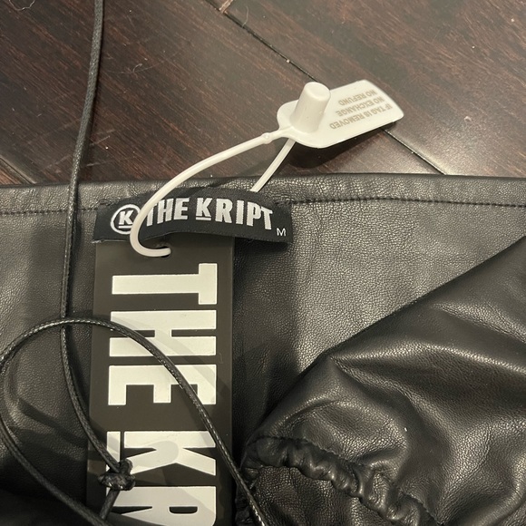 Brand new!!! Never been worn black crop top from the Kript - Picture 3 of 3